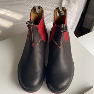 Great Blundstone Black leather with red elastic trim boots